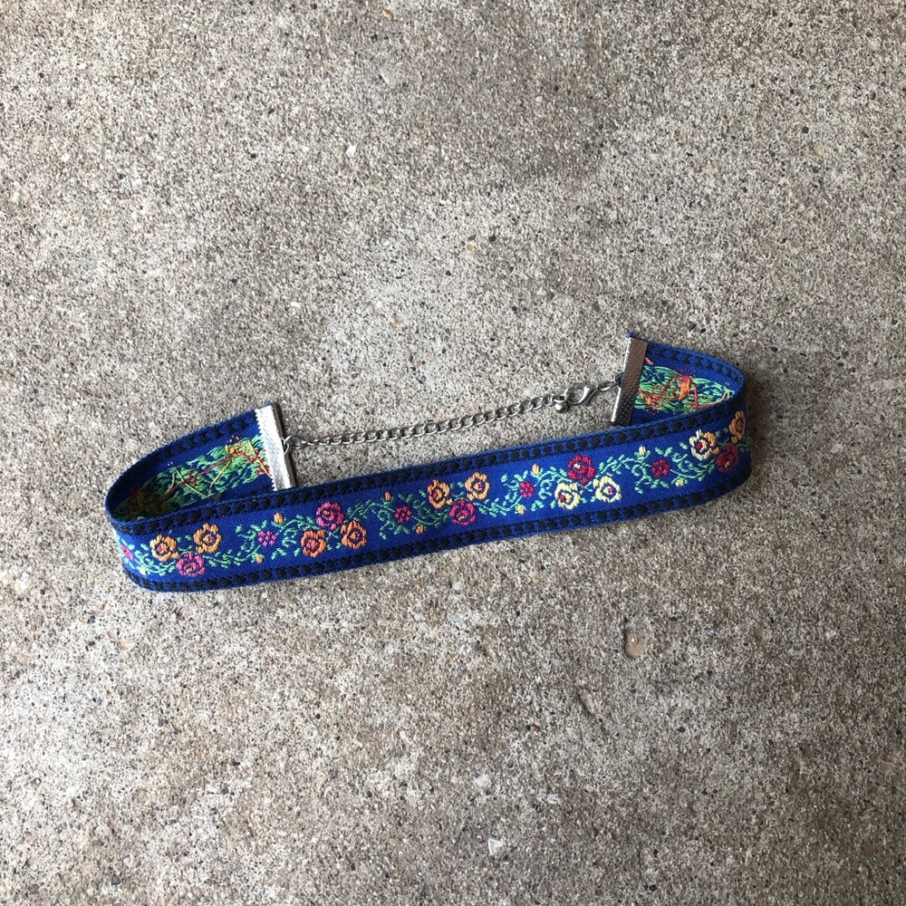 Add-On 💫 NWOT Blue Floral Choker